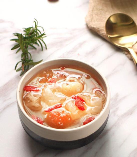 准备食材:桃胶20-30克、银耳1个、桂圆20克、枸杞10克、冰糖适量