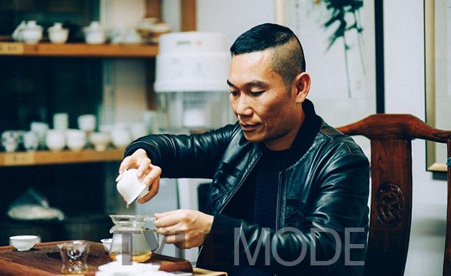 “茶痴”林贞标泡茶中