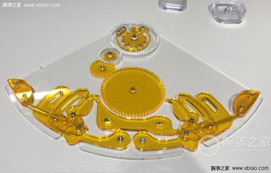 百达翡丽两地时机构对比,蓝色是新型,黄色是旧型号,可见新型机构减小了体积,结构更巧妙。