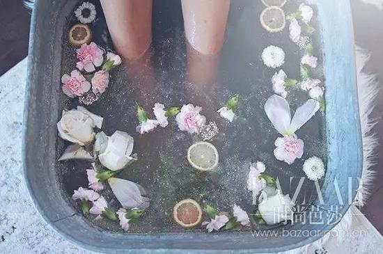 5。热水泡脚助你一臂之力