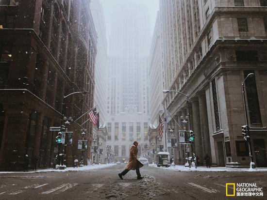 2015/03 | 美国芝加哥卢普区LaSalle Street 芝加哥暴风雪天气,形单影只的路人行走在大街上,再加上前景之外都被雪笼罩在一层白 色的薄纱下,凸显出阴暗寒冷的氛围。 iPhone 6 | VSCO Cam,Filterstorm