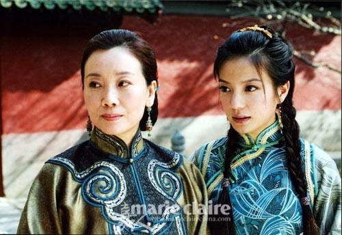 再嫁做人妇,成为少奶奶之后,旗袍颜色多为神色,材质多为天鹅绒,营造了一种知书达理成熟稳重的少奶奶形象。