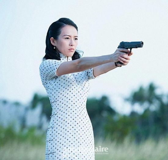 电影结尾历经沧桑的小六换上了一身简单白色旗袍,没有华服的加持也很美,旗袍勾勒出章子怡的蜂腰。