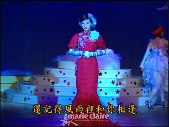 陆依萍第一次登台就一身红色绣花旗袍,胸前一朵白色玫瑰,正应了她的艺名“白玫瑰”。