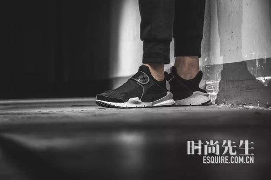 小白鞋已经烂大街,换上小黑鞋才是王道