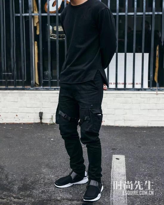 小白鞋已经烂大街,换上小黑鞋才是王道