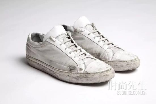 小白鞋已经烂大街,换上小黑鞋才是王道