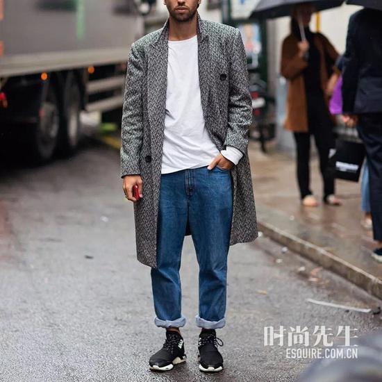 小白鞋已经烂大街,换上小黑鞋才是王道