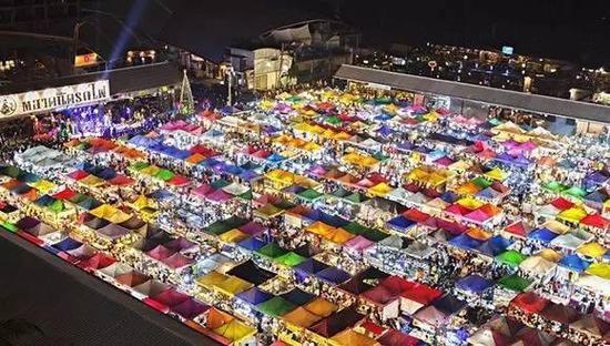 拉查达火车夜市