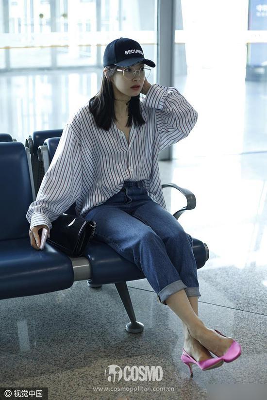 宋茜脚踩Vetements x Manolo Blahnik粉色高跟鞋