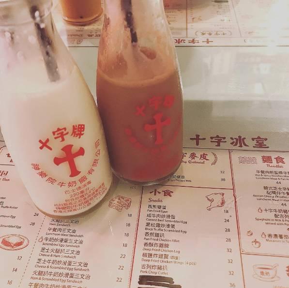 店内招牌,十字牌鲜奶和朱古力奶