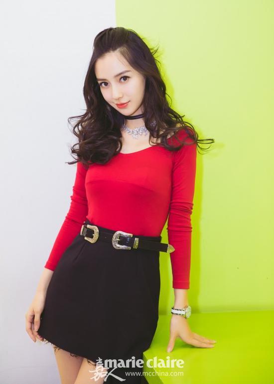 Angelababy身穿红色裹身上衣,下穿黑色毛边不规则下摆高腰短裙,系黑色腰带。
