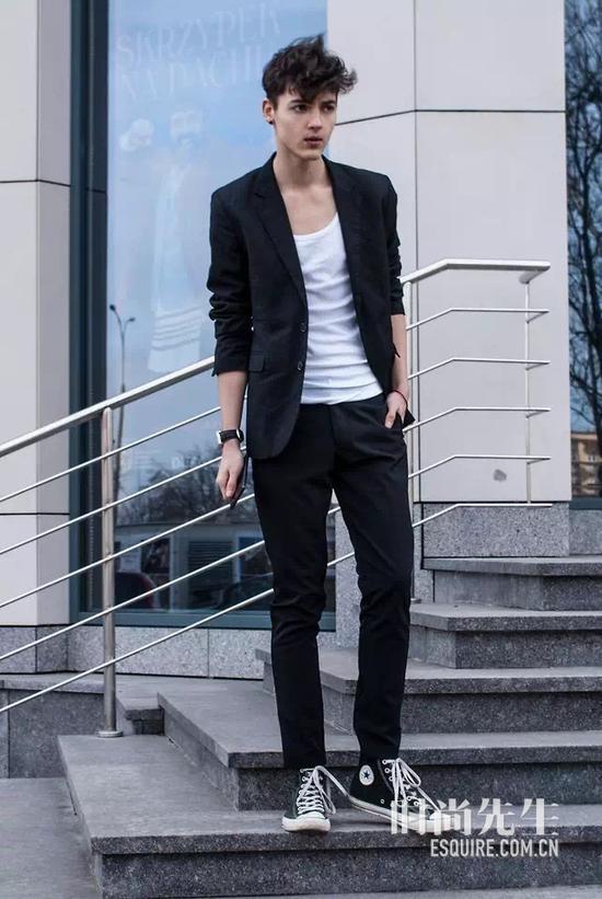 你还在迷小白鞋?他们却对帆布鞋情有独钟