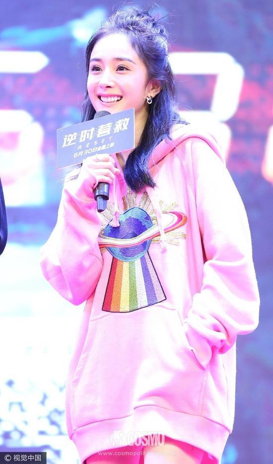 Tee+短裙成为杨幂夏日最爱?别说,是挺少女的