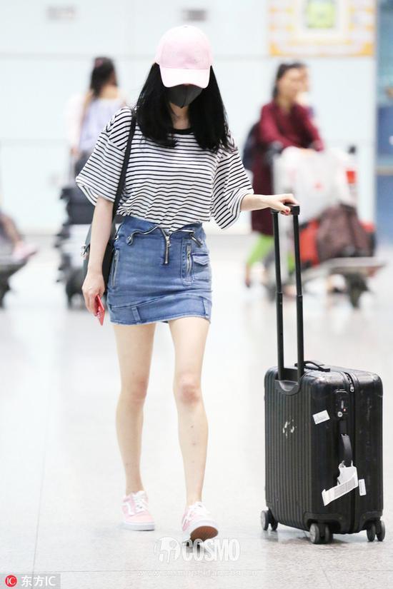 Tee+短裙成为杨幂夏日最爱?别说,是挺少女的