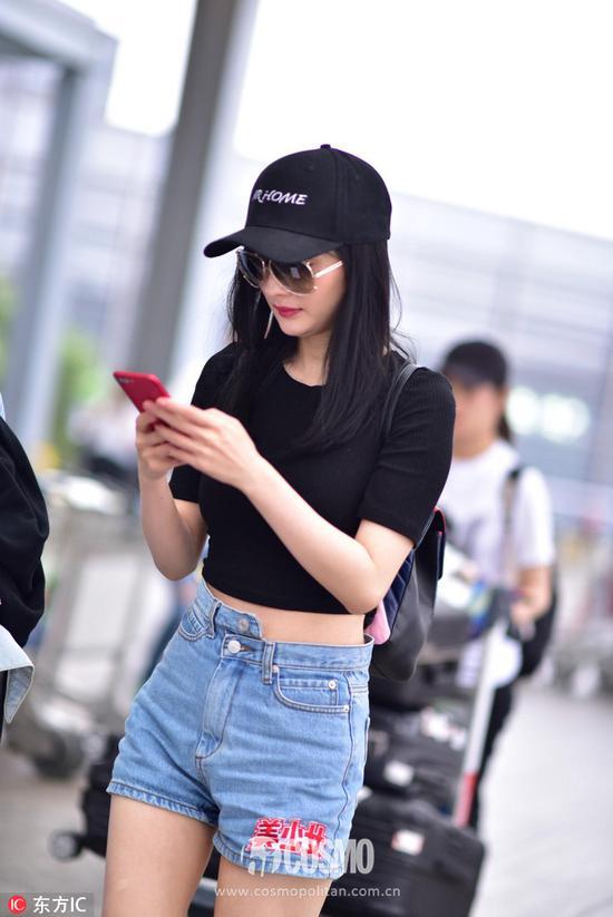 Tee+短裙成为杨幂夏日最爱?别说,是挺少女的