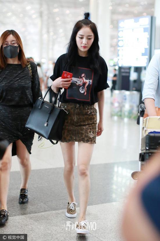 Tee+短裙成为杨幂夏日最爱?别说,是挺少女的