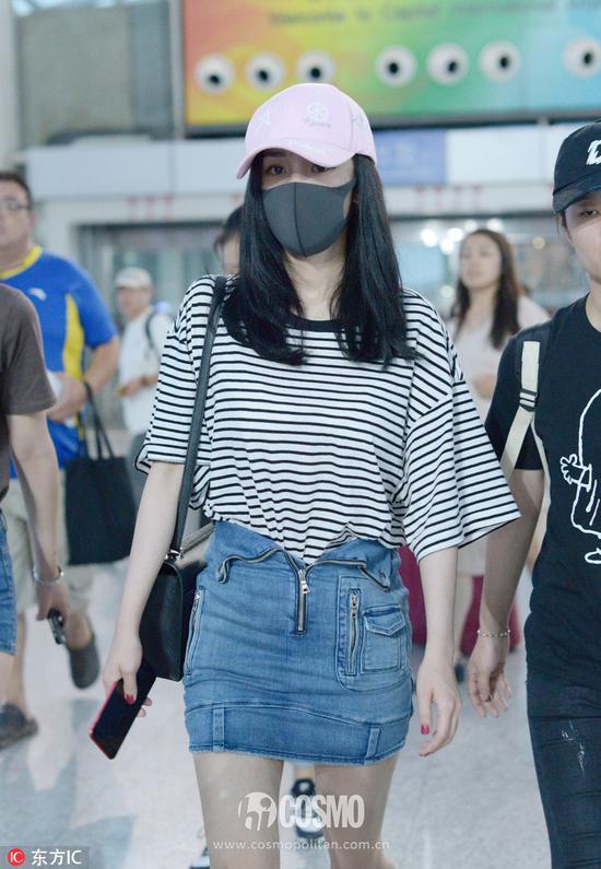 Tee+短裙成为杨幂夏日最爱?别说,是挺少女的
