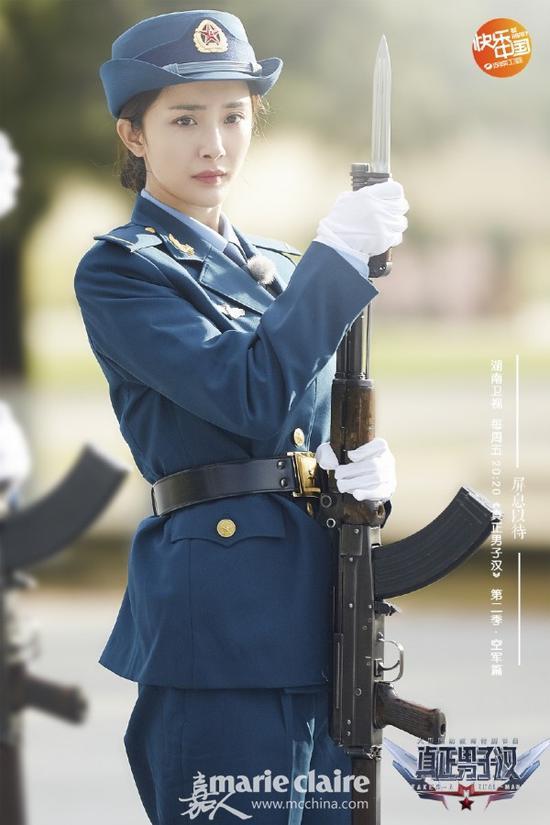 迪丽热巴在《麻辣变形计》里上演了一场精彩的制服秀。一言不合就开打的女王攻范儿应该吸引了不少的迷妹。