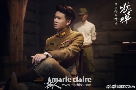 而在先导预告片中,任嘉伦以军装出镜,强势上演“制服杀”,从逆光中走出,表情深沉而又坚定,开启谍战烧脑风暴。