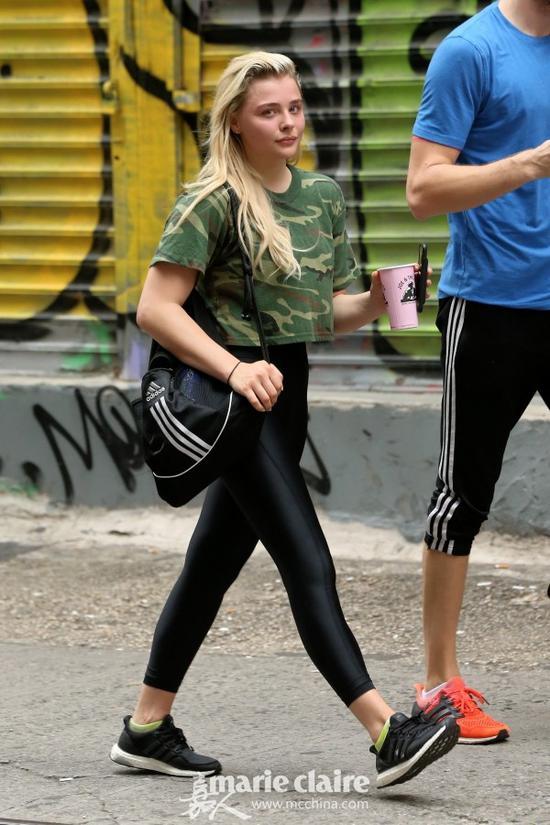 Chloe Grace Moretz.身穿迷彩印花短袖超短T恤,活力十足。