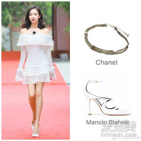 身穿Jonathan Simkhai白色连衣裙,搭配Chanel项链和Manolo Blahnik高跟鞋。