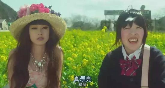 (电影《狼狈》中,整容成为巨星的姐姐与老家的亲妹妹同框)