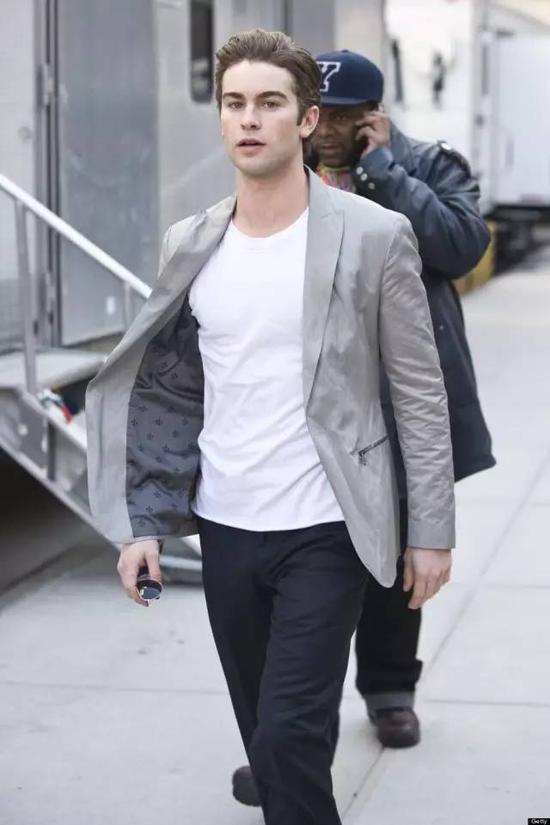 “T-shirt+Blazer”大法,但仍然很休闲