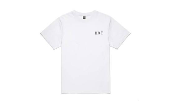 ● DOE 白色 logo T 恤