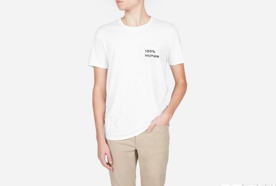 ● Everlane “100% Human”白色 T 恤