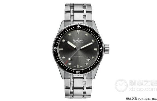 陶瓷壳50噚Bathyscaphe(上)和钢壳钢链50噚Bathyscaphe(下)