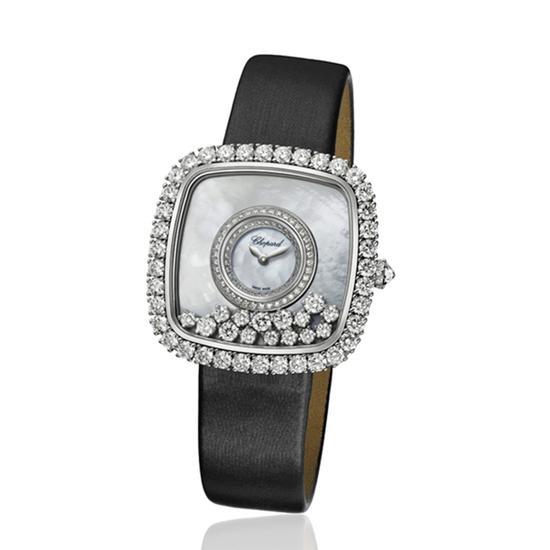 萧邦Happy Diamonds女装腕表,图片来源于萧邦。