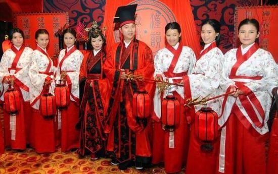 随着汉服的普及,汉服婚礼也开始兴起,发髻一挽,长裙宽袖,自有中华气韵。