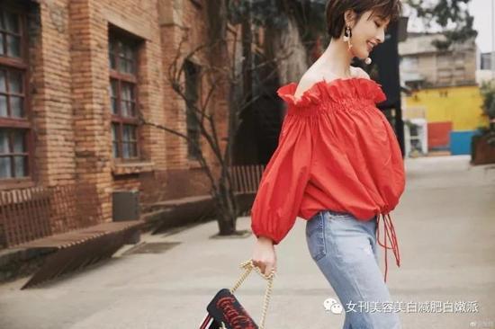 比如你下面穿了一条花裙子上面最好就穿一件衬衣,越简单越好,不然整体效果会很花;反之亦然。