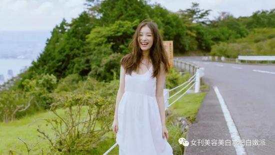 由于鞋子重量不轻且放在箱子里很占地方,所以一趟不超过10天的旅行,选择两双百搭运动鞋或低跟好走路的尖头鞋其实就很好啦~
