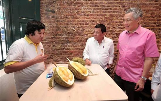 姐和菲律宾铁腕儿杜特尔特(中)