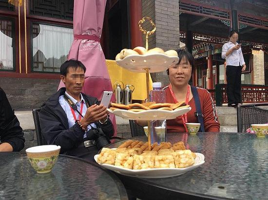 看到下午茶有沙琪玛、桃酥、绿豆饼和铜锣烧,大家动嘴前还是掏出手机验毒