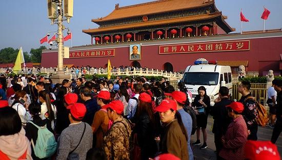 天安门前的旅行团(摄影:丁皓辰)
