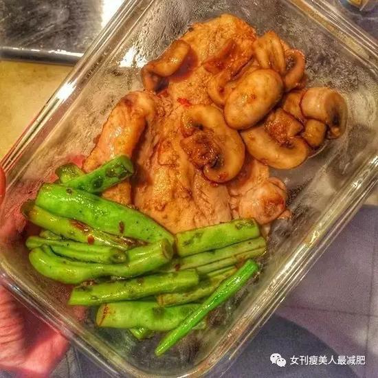 晚餐:煎洋葱鸡排+冬笋炒牛肉+锡纸烤番茄+锡纸烤三文鱼柠檬芦笋。(没有调料~)