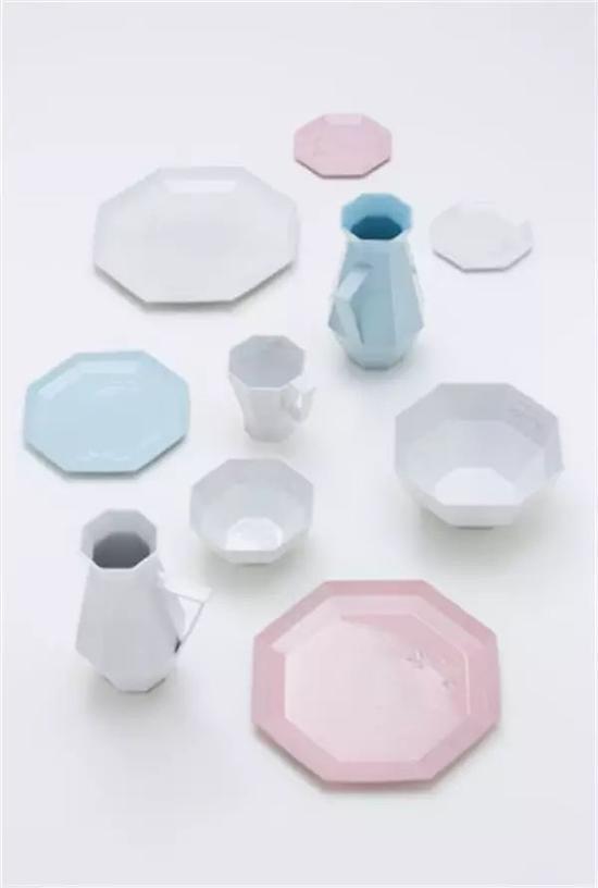 正八边形的形状、仅3mm的厚度,都让这套餐具看起来像是用纸张叠出来的。两位平面设计师正是以折纸为思路进行设计。