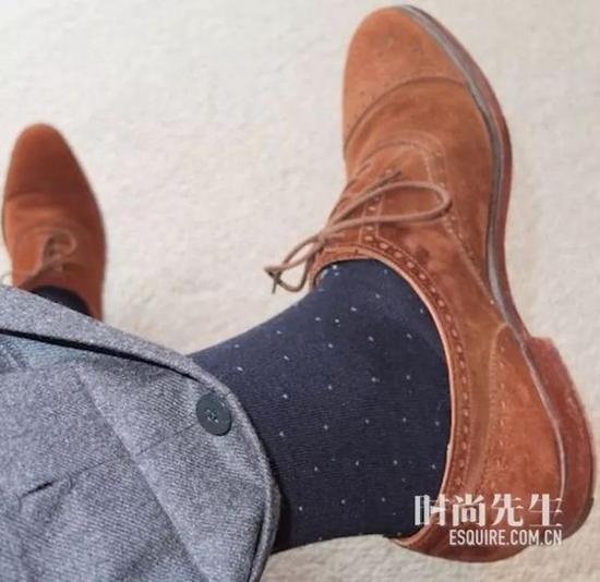 麻烦你不要再穿白袜子配皮鞋了