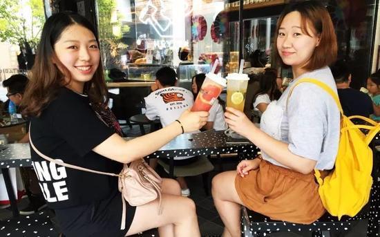 这两个女孩说如果自己的朋友刻意来排队买,一定会骂他们xx