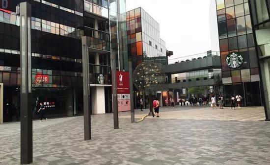 此时优衣库附近还是一片冷清,人流量高峰期时这里挤满了街拍的摄影师