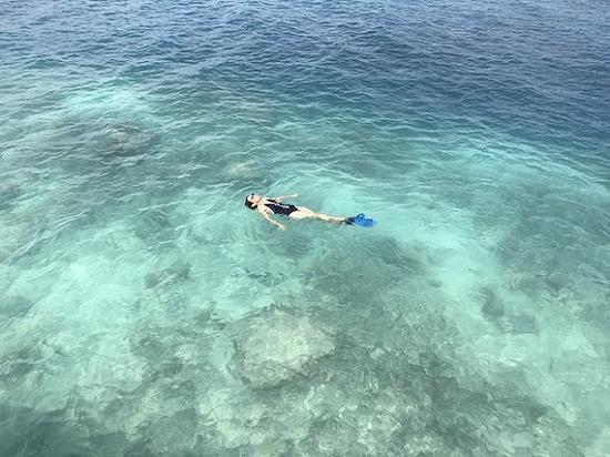 即使在马尔代夫马累附近的海岛,依然水清沙幼。