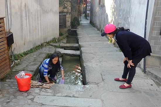 “你这能在河里洗衣服可真好!”一个游客感叹道,大姐回复说:“我想要台洗衣机。”