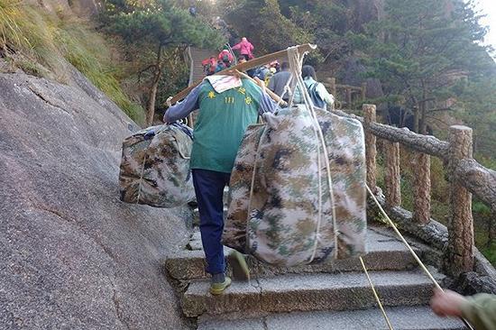 黄山的一切供给都是挑山工肩挑背扛运上山的,据悉每位挑山工的年收入在6-8万之间