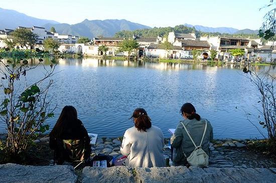 据景区统计,每年在宏村写生的学生数量达30万