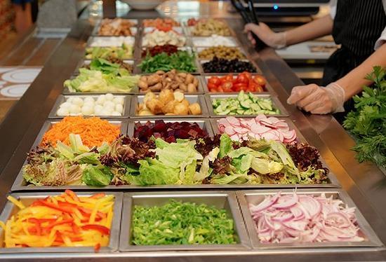 直至今日,很多美国公司食堂也还保留着沙拉餐台