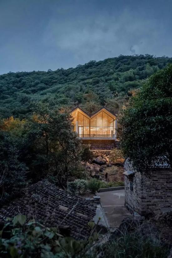 整个建筑南侧是由入口空间展开的部分室外景观,营造曲径通幽处的视觉通廊。