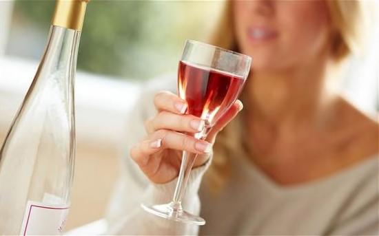 “餐前酒”也可以单独成为主角,哪怕就一个人